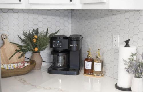 Newly Renovated and Designed Near Downtown - Foto 24