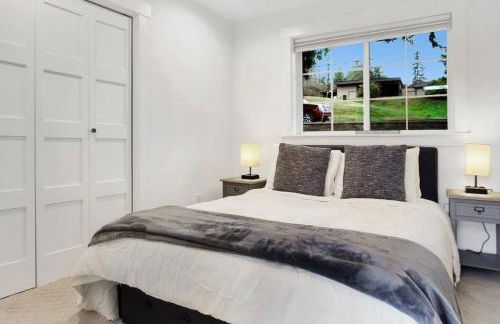 Lakefront Escape with Fire Pit and Views - Foto 9