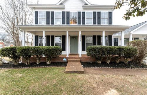 Stylish New 3BR 2.5BA Fire Pit Fence yard - Foto 9