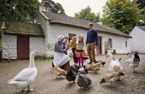 Centrally located 2 bedroom house with garden - Photo 15