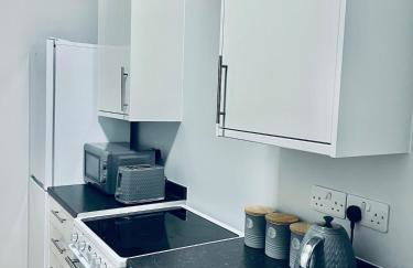 2 Bed Ground Floor Apt - outdoor access in Strood F2 - Photo 4