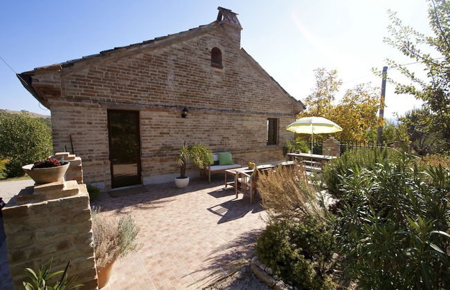 Charming 2-bed Apartment in Petritoli - Photo 9