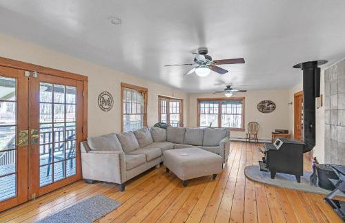 Charming Country 4BR Retreat with Riverfront Views cabin - Foto 3