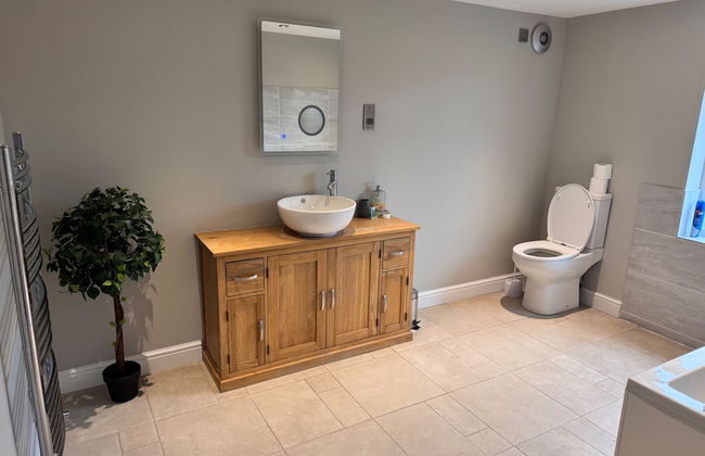 Pet-friendly - 2 Bedrooms Bungalow hot tub Parking - Foto 13