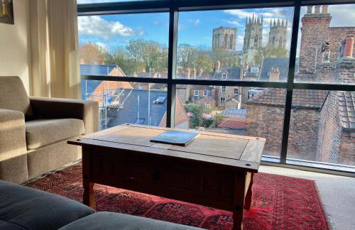 Churchill Two Bedroom Apartments with Free Parking and The Minster view - Foto 2