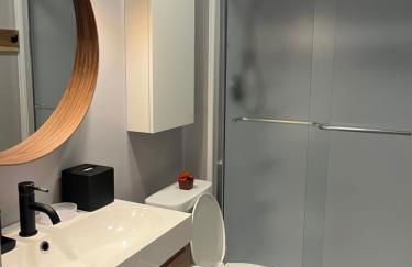 Newly Updated Modern, Spacious, and Cozy Condo- Right on the Lake! - Foto 11