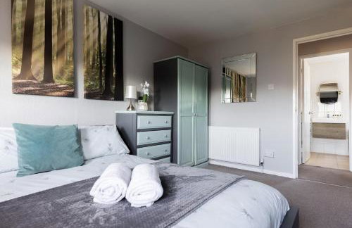 Clicketts - 3-Bedroom, Full Entire House, Sleeps 6 guests, Free wifi, Street Parking, Smart TV, Basildon, Essex London - Foto 46