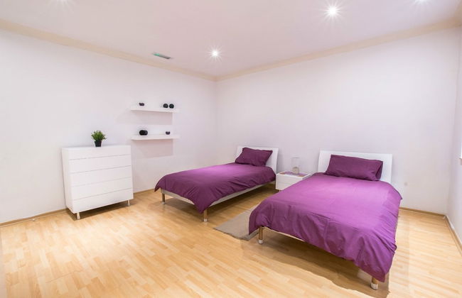 Bright, Spacious and Right in the Center - Foto 5