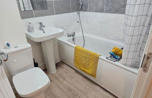 Churchill House 3 Bedroom Sleeps 6 Free Parking - Photo 13