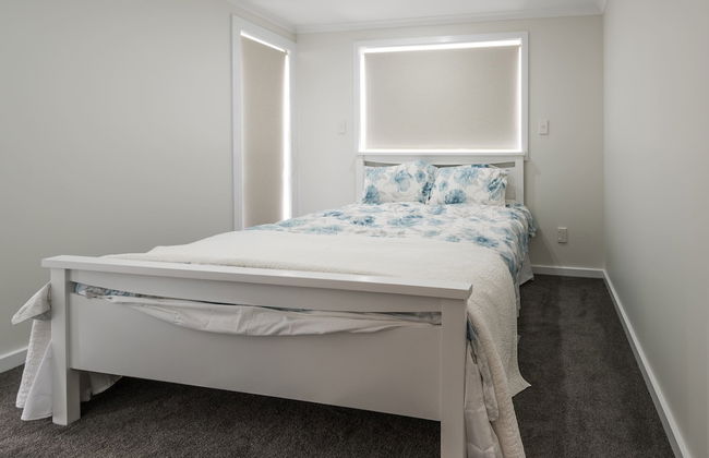 Brand New 5BR home with view of the sea - Photo 3