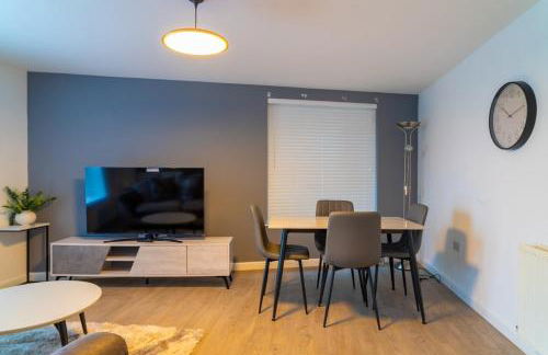 Two Bedroom En-Suite Modern Apartment Urquhart Road , Beach Area -Free Parking - Photo 10