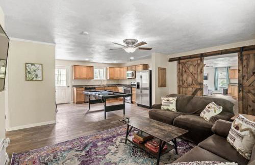 Hot Tub! LRG Home! Sleeps 22!Near Ithaca! Dogs OK - Foto 7
