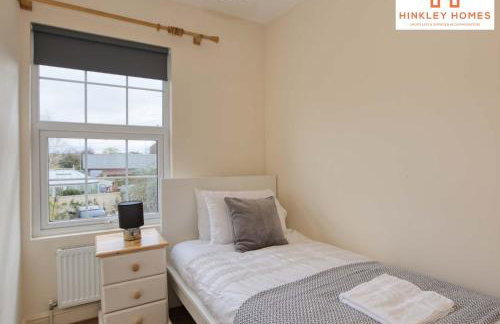 Centrally Tucked Away Private 4bed - Free parking! By Hinkley Homes Short Lets & Serviced Accommodation - Foto 28
