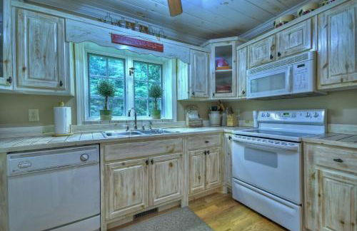 Southern Living Cottage Cozy up by the fire relax on the porch and enjoy peaceful surroundings - Foto 43