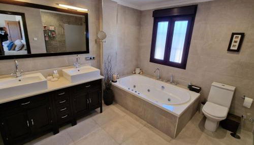 Exclusive Lakeside Villa with Private Pool & Total Privacy - Foto 2