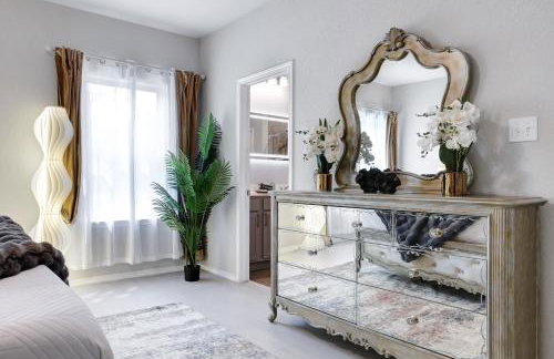 Stylish Hot Tub Retreat BBQ Yard Games WiFi Pets - Foto 30