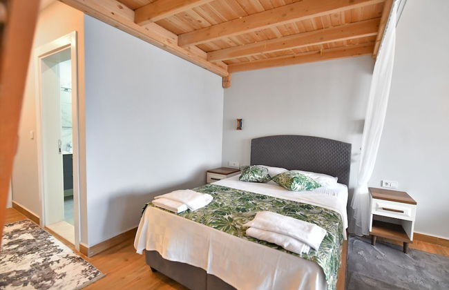 Red Moon Suites - Photo 8