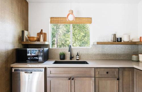 Modern Designer Cabin, Newly Renovated, EV Charger, Arcade, Kids Bunkbed, Minutes to Lake Arrowhead and Lake Gregory - Foto 20