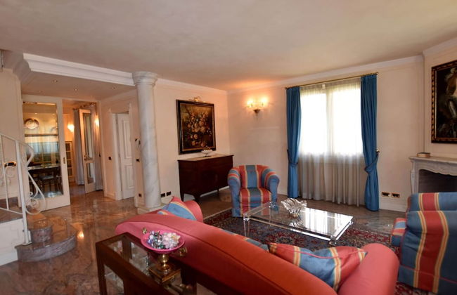 Luxurious Villa in Lombardy with Garden & Hot Tub - Photo 15