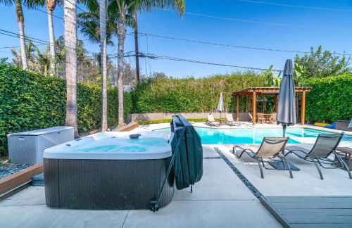 Modern Pool house with hot tub and relaxing backyard - Foto 40