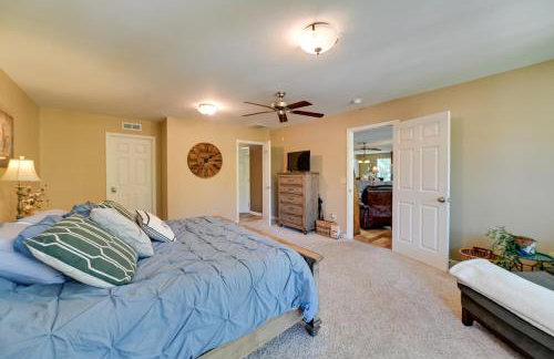 Lakefront Gilbertville Haven with Private Boat Dock! - Foto 13