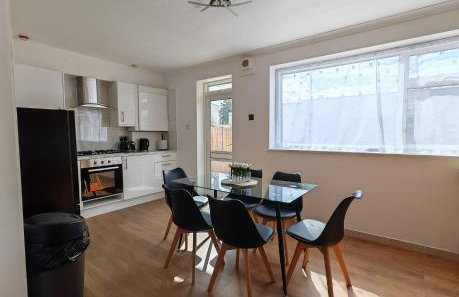 4 Bedroom 2 Bathroom House - Free parking - Foto 20