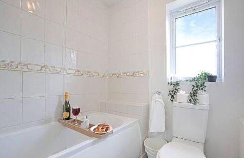 Grange House with Free Parking, Garden, Superfast Wifi and Smart TVs with Netflix by Yoko Property - Photo 11