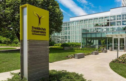 Designer 1-Bed Haven near Downtown! Pets Welcome! - Foto 13