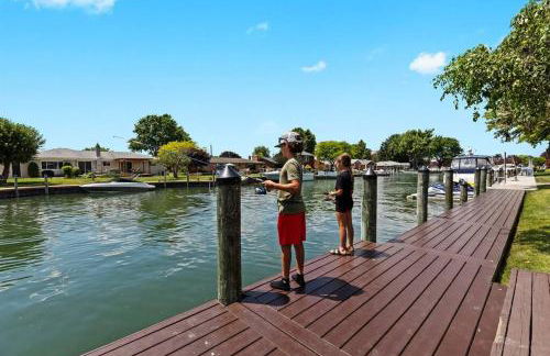 NEW! 4BR I Indoor Pool on the Bay in Boat Town USA - Foto 36