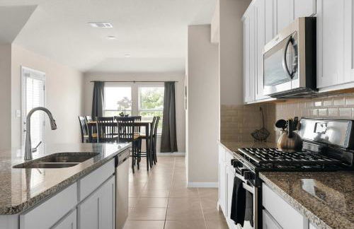 Charming 4BR Home w Spacious Backyard in Hutto - Foto 17