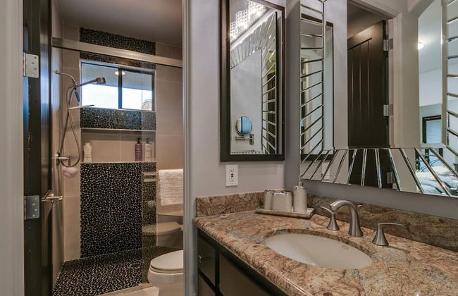 Luxury Contemporary Sanctuary w/ Pool and Views! - Foto 32