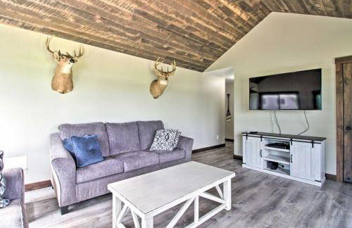 Lakefront Retreat with Dock and Game Room and Deck - Foto 14