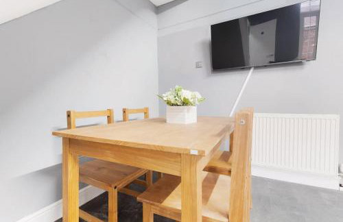 Stylish 4BR Retreat Near Town Centre - Foto 8