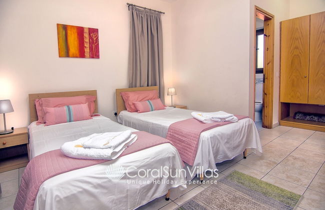 Large Pool & Garden, Billiard, Peaceful Area, Near to the Sea, Coral Bay Paphos - Foto 6