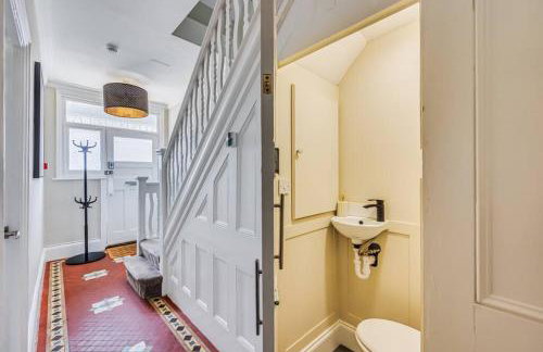 Beautiful 5 Bedroom 4 Bathroom House in W6 by Yoko Property - 10 minute's to Central London - Free Parking, Fast WiFi, Work Desks and SmartTVs with Disney and Netflix - Foto 35