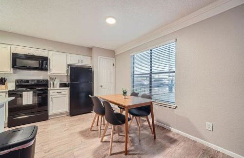 Your Chill 2B Getaway - 10min to DTWN - W/D, Pool, Prkg - Foto 21