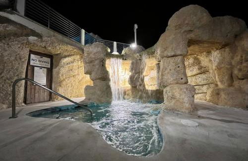 Villa Valbuena Palm Oasis In-Laws Quarters 4-Story Unit With Rooftop Retreat - Photo 55