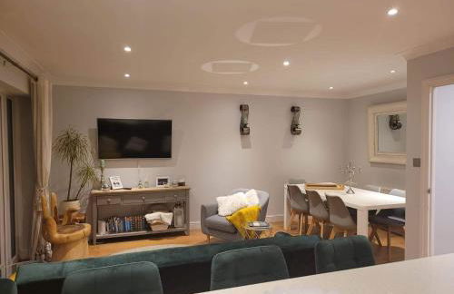 Three Bedroom Apartment by Beautiful Park - Photo 4