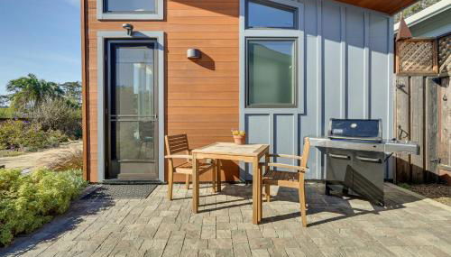 Little House By the Sea Steps to Surfers Beach! - Photo 1