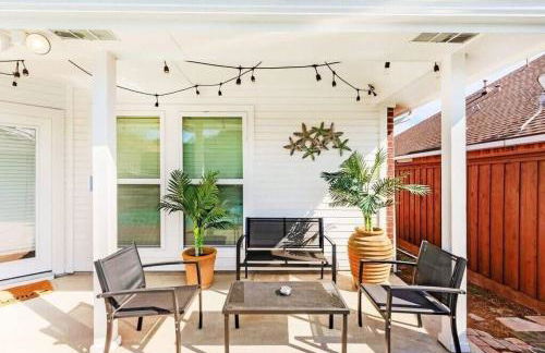 Deluxe Poolside Home, Modern 5BR with Gaming Room - Foto 40