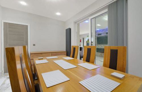 Stylish Home With Free Parking And Easy City Access - Photo 40