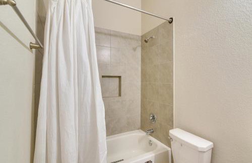 La Porte Home with Balconies Walk to Beach! - Foto 23