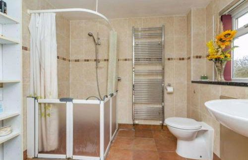 Spacious 5 Bedroom 11 Guest Family House in Horsham - Photo 15