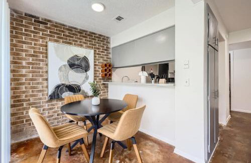 Your Cozy King Suite Getaway - Sleeps 4 - Pool, Prkg - Foto 15