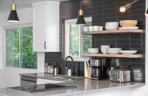 Relaxed Hillside Retreat with Hot Tub and Skyline Views - Foto 7