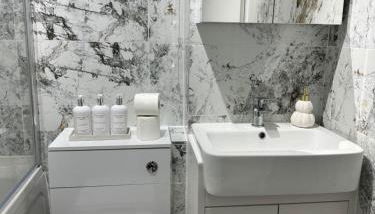 Modern 2 Bedroom House Near London City Airport, Excel, O2 & DLR with FREE Parking & Privet Entrance - Foto 5