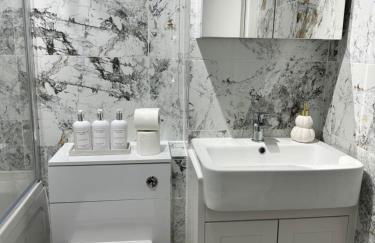 Modern 2 Bedroom House Near London City Airport, Excel, O2 & DLR with FREE Parking & Privet Entrance - Foto 5