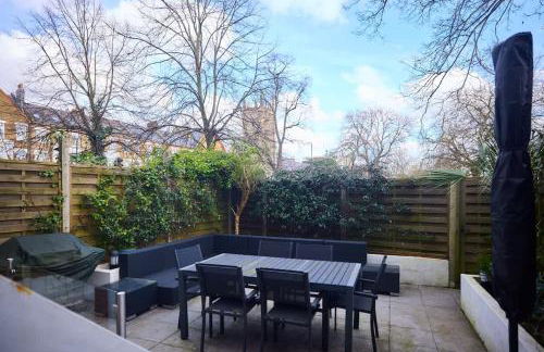 The Clapham Crib - Spacious 4BDR House with Patio - Photo 4