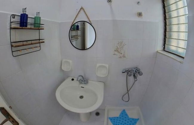 Blue House Beach Apartment - Sleeps 4 & Balcony - Photo 7