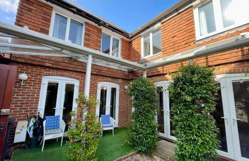 Farnham Haven: Unique Home with Courtyard - Photo 15